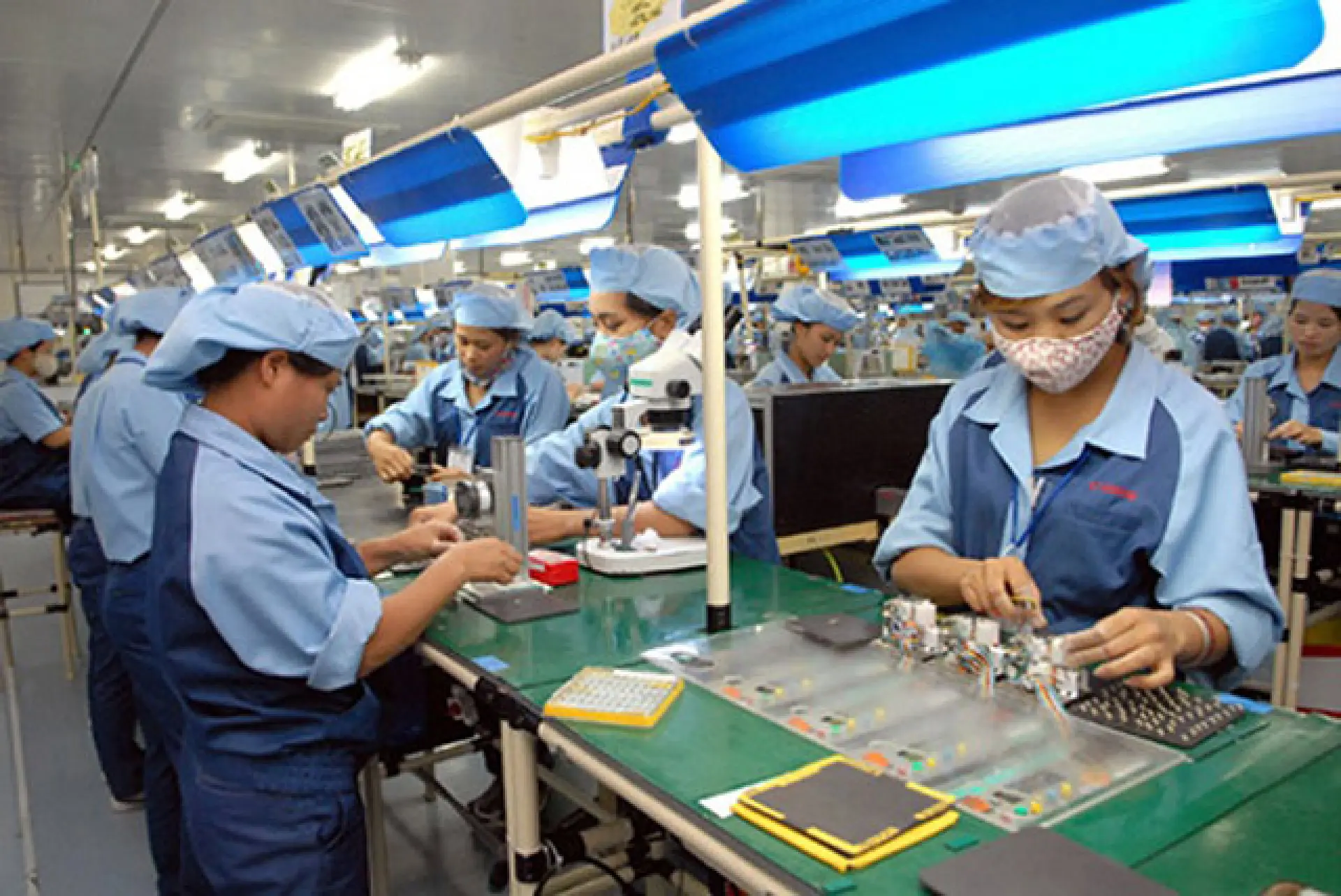 Tuyển 2 nữ 1 nam làm điện tử tại Đài Bắc