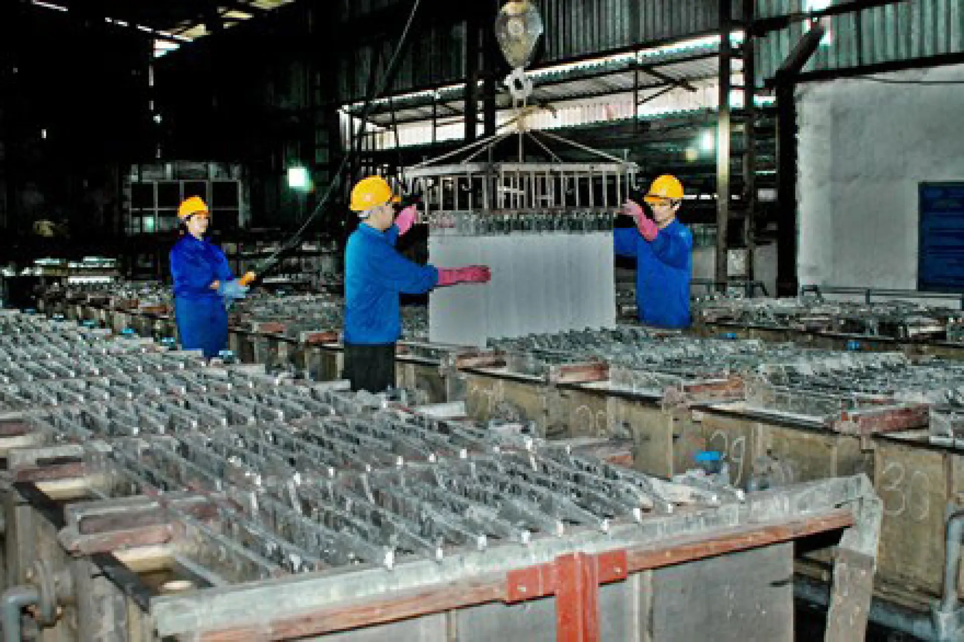 Tuyển 16 Nam sản xuất sản phẩm từ khoáng phi kim loại