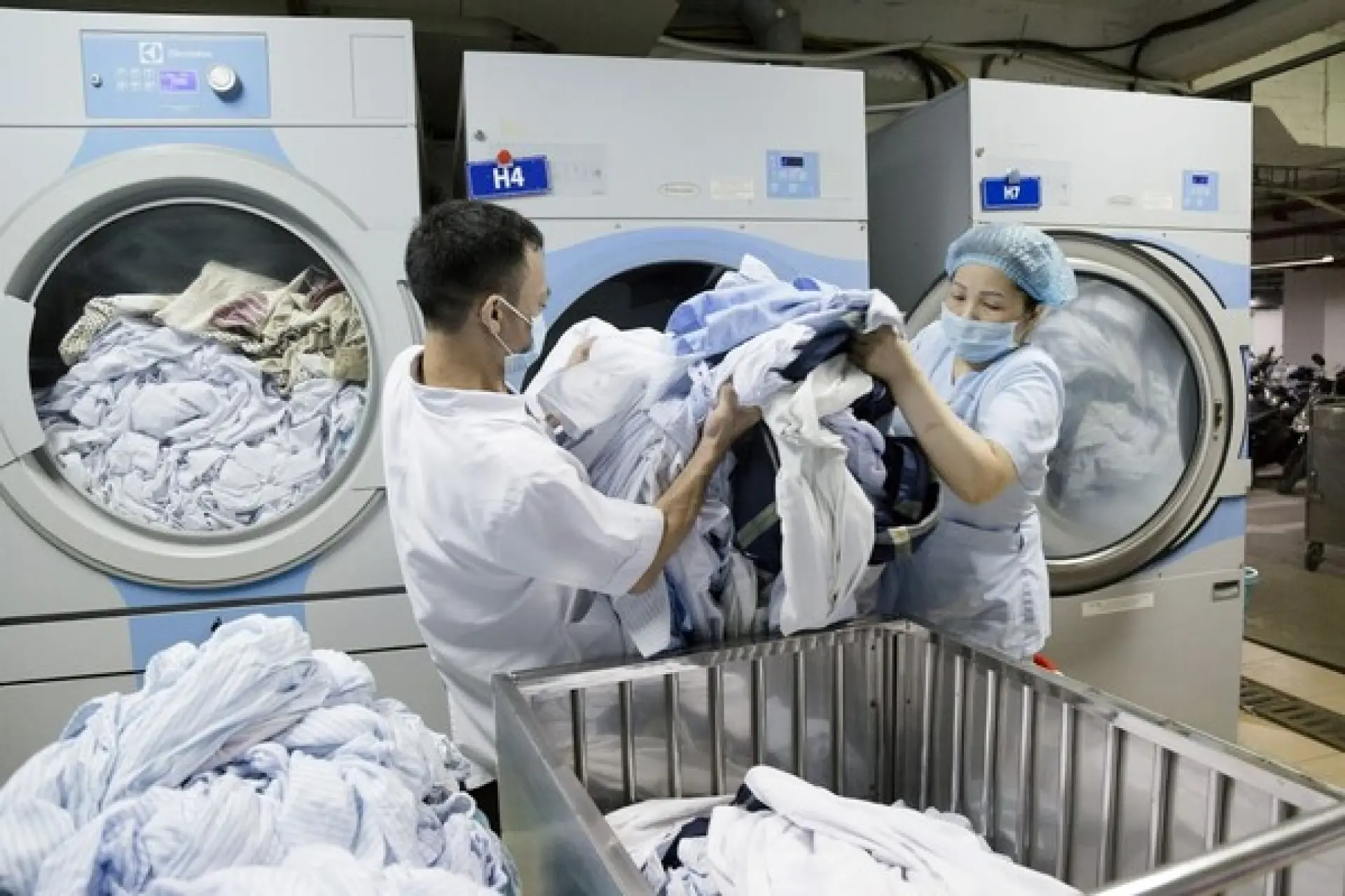Tuyển 6 Nam giặt là quần áo