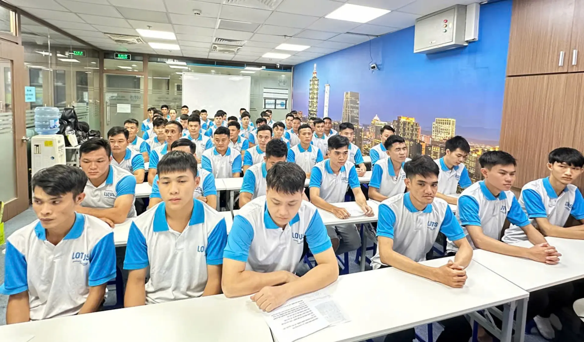 Cần 2 bạn có bằng lái xe ô tô làm việc tại nhà máy Tuấn Thịnh - Đào Viên